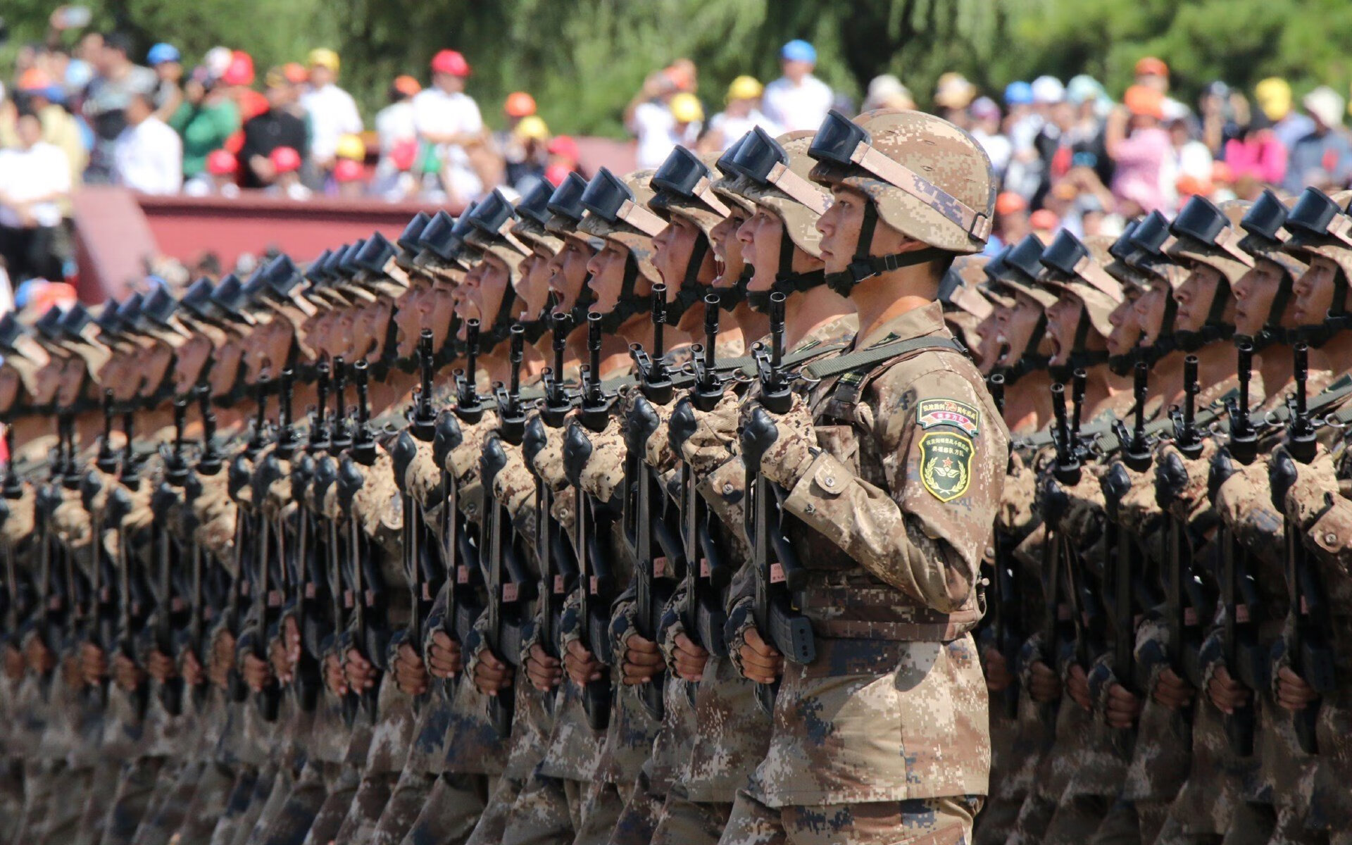 “东安湖赛场:水上英雄争霸,龙舟竞速成焦点”